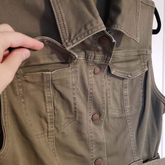 Brand new olive green utility dress with pockets and belt, button up closure - Picture 4 of 9